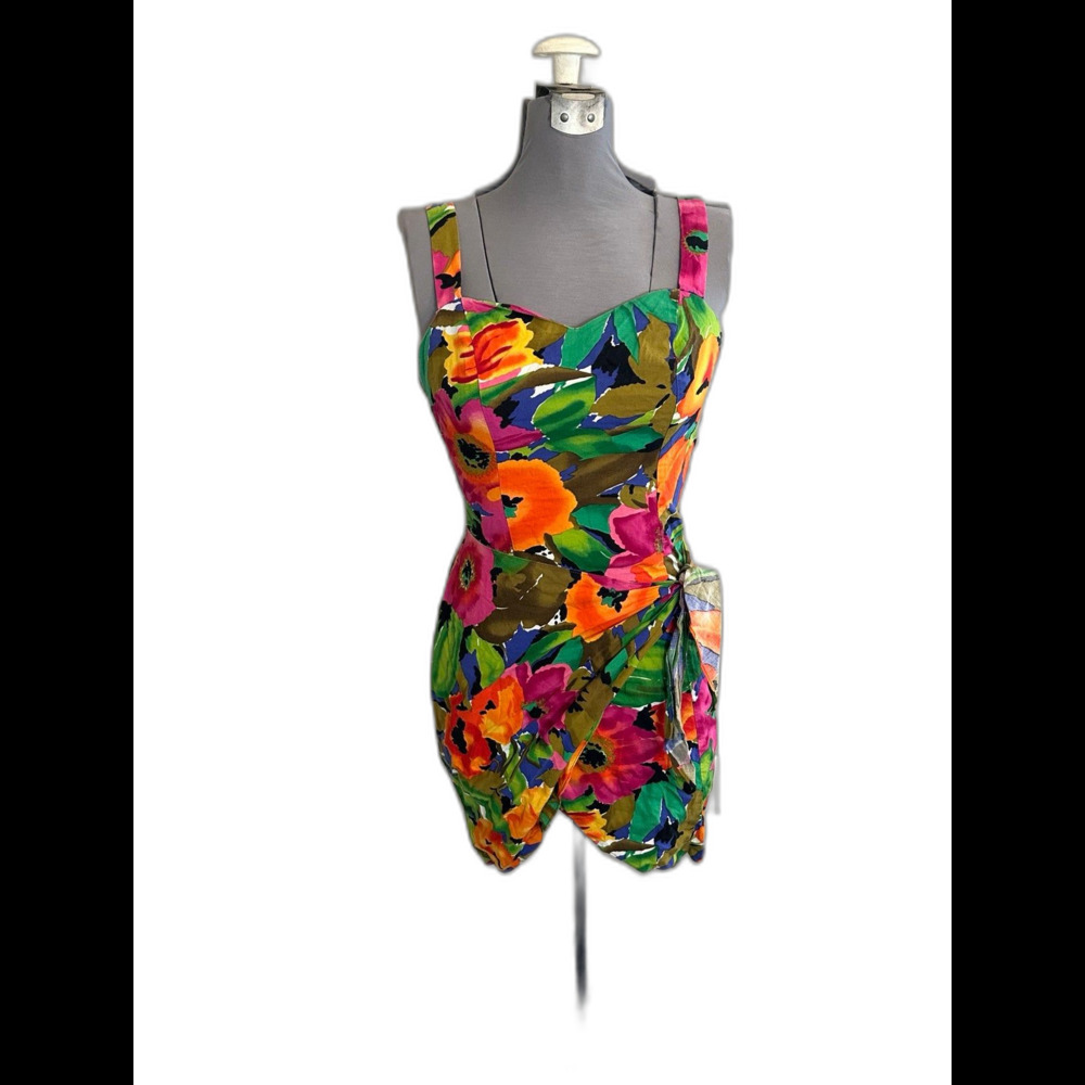 vintage hawaiian dress sheath silhouette sweet heat heart neck line